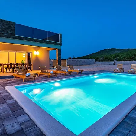 Holiday home 4 Bedroom Cozy In *