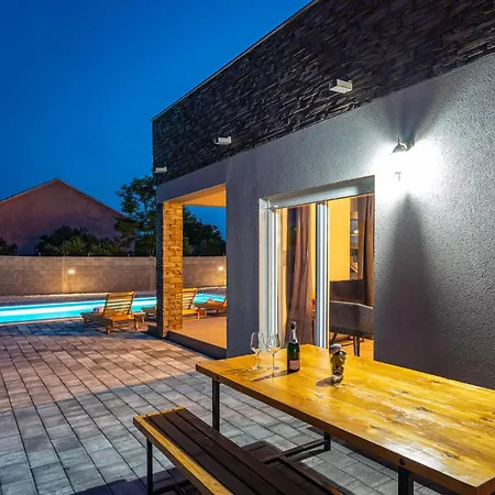 4 Bedroom Cozy In Holiday home Stankovci (Zadar)