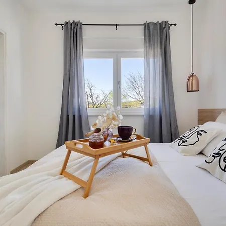 4 Bedroom Cozy In Holiday home *